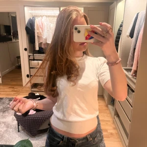 Vit kortärmad topp - Jättefin vit topp med korta ärmar. Perfekt till en kjol eller jeans/shorts. Toppen har en normal passform och är tillverkad i ett mjukt material. Endast använd några få gånger, pris kan diskuteras