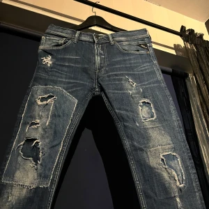 Blå jeans från Replay - Helt perfekt replay byxor. Blå med slitningar som inte är rakt igenom. Priset är ej hugget i sten. Mycket pris värda jeans från replay. Skriv vid intresse!