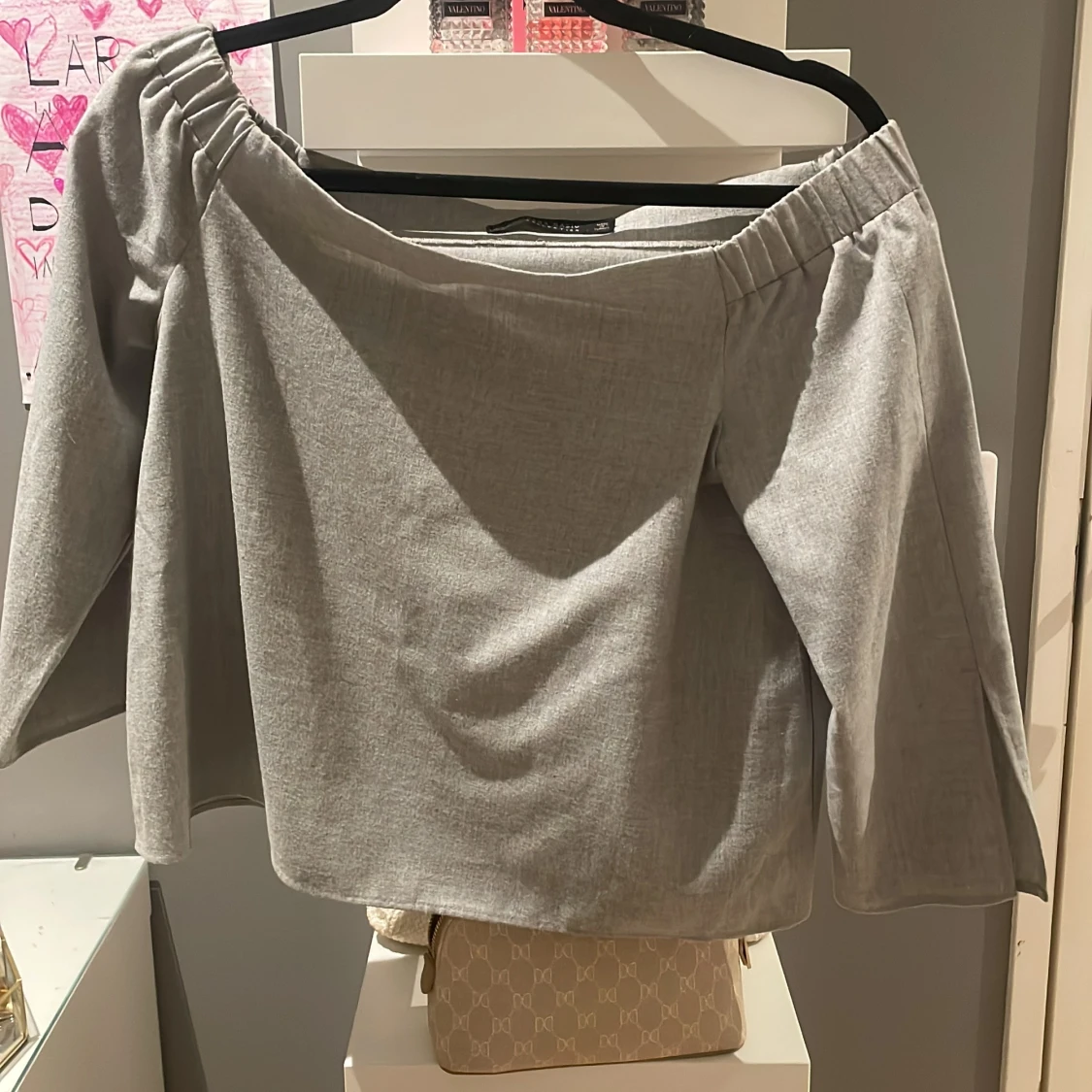 Grå offshoulder topp från Zara Basic