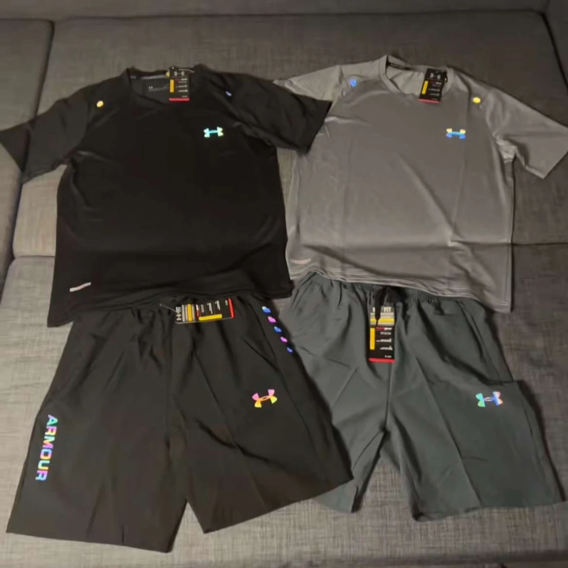 Två under armour reflekterade sets med färg av grå och svart