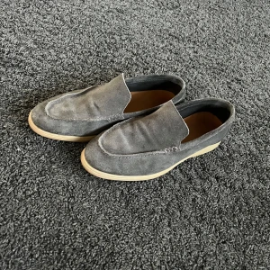 Massimo Dutti loafers - Ett par extremt feta Massimo Dutti loafers! Lite slitna (använt skick), skick 6/10. Storlek 42. Hör av er vid minsta fundering!💫