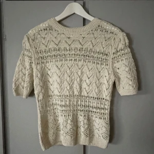 Beige tröja från Zara - Säljer en fin beige stickad tröja med ett detaljerat mönster. Använd fåtal gånger och är i bra skick.