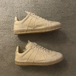 Maison margiella gats espadrillos - Helt nya bara testade, all OG ingår. Är storlek 40 men passar 41. Färgen är beige men dem ser vita ut i verklighet