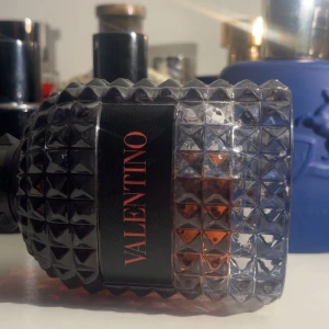 Valentino born in Roma coral fantasy  - Tjena tjena, säljer min valentino coral fantasy då den inte kommer till användning längre ca 70/100 ml 