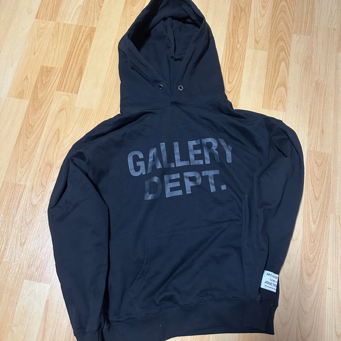 Svart hoodie från Gallery Dept.