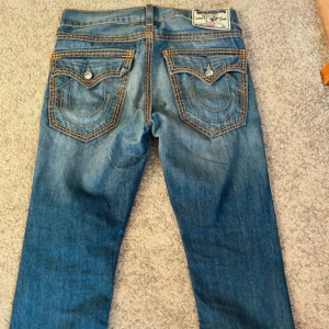 True religion super Ts - Feta trueys with dat nice ahh stitching. Riktigt feta och ger SJUK volym till dina simpla outfits. Priset går att diskutera och hmu om du har fler frågor!!!