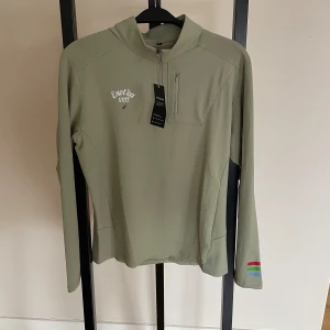 Golf Tröja  - Säljer en fet golftröja från ExoticaGolf som är perfekt nu till våren.                                                               Storlek S passar mig perfekt som är 175 cm.                Tveka inte att höra av dig om du har frågor. Paketpris kan ordnas!
