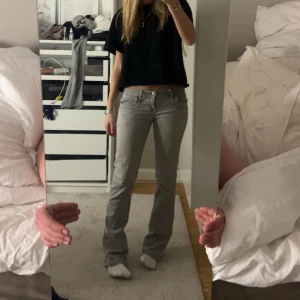 Grå ltb jeans  - Säljer dessa assnygga low Rise bootcut jeans från ltb i valerie. Storlek 27/34 