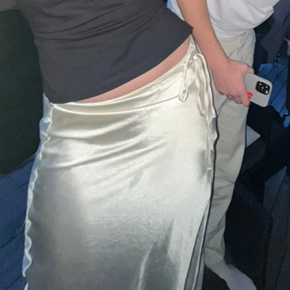 Beige satin långkjol