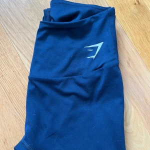 Mörkblåa leggings från Gymshark - Snygga mörkblå thights från Gymshark. Perfekta för träning  Tillverkade i ett mjukt och stretchigt material för maximal komfort. Färgen är mindre blå i verkligheten 