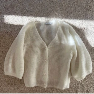 Vit kofta från nakd  - Säljer denna eftertraktade och  populära kofta från nakd. Tröjan har trekvartsärm och knappar framtill.  Aldrig använd. 💕