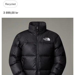 Svart dunjacka från The North Face - Säljer en svart retro nuptse 1996 dunjacka från The North Face, äkta med kvitto (skriv om intresserad) (finns dock ett hål som blivit förseglat med tygsticker)