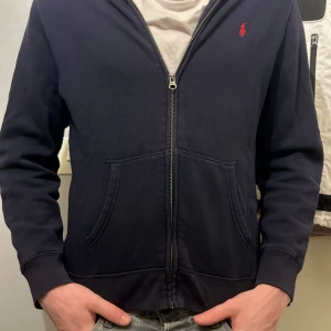 Ralph Lauren hoodie  - Säljer en snygg Polo ralph lauren zip hoodie. Storleken är i barn storlek då den är köpt på kidsbrandstore. Hör av er vid frårgor. 