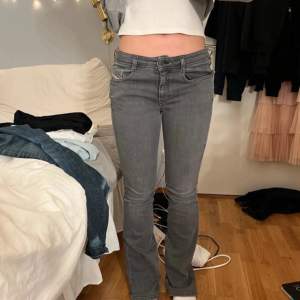 Snygga grå bootcut jeans med låg midja. Perfekta för en avslappnad stil. Från diesel, nypris är 1500kr och mitt pris är 425kr kontakta för fler bilder