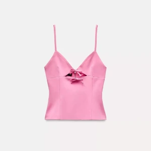 Rosa linne med rosett - Snygg rosa linne från zara med smala axelband och två dekorativa rosetter framtill. Storlek L men liten i storlek så funkar för mig som har M. Använd en gång 💕