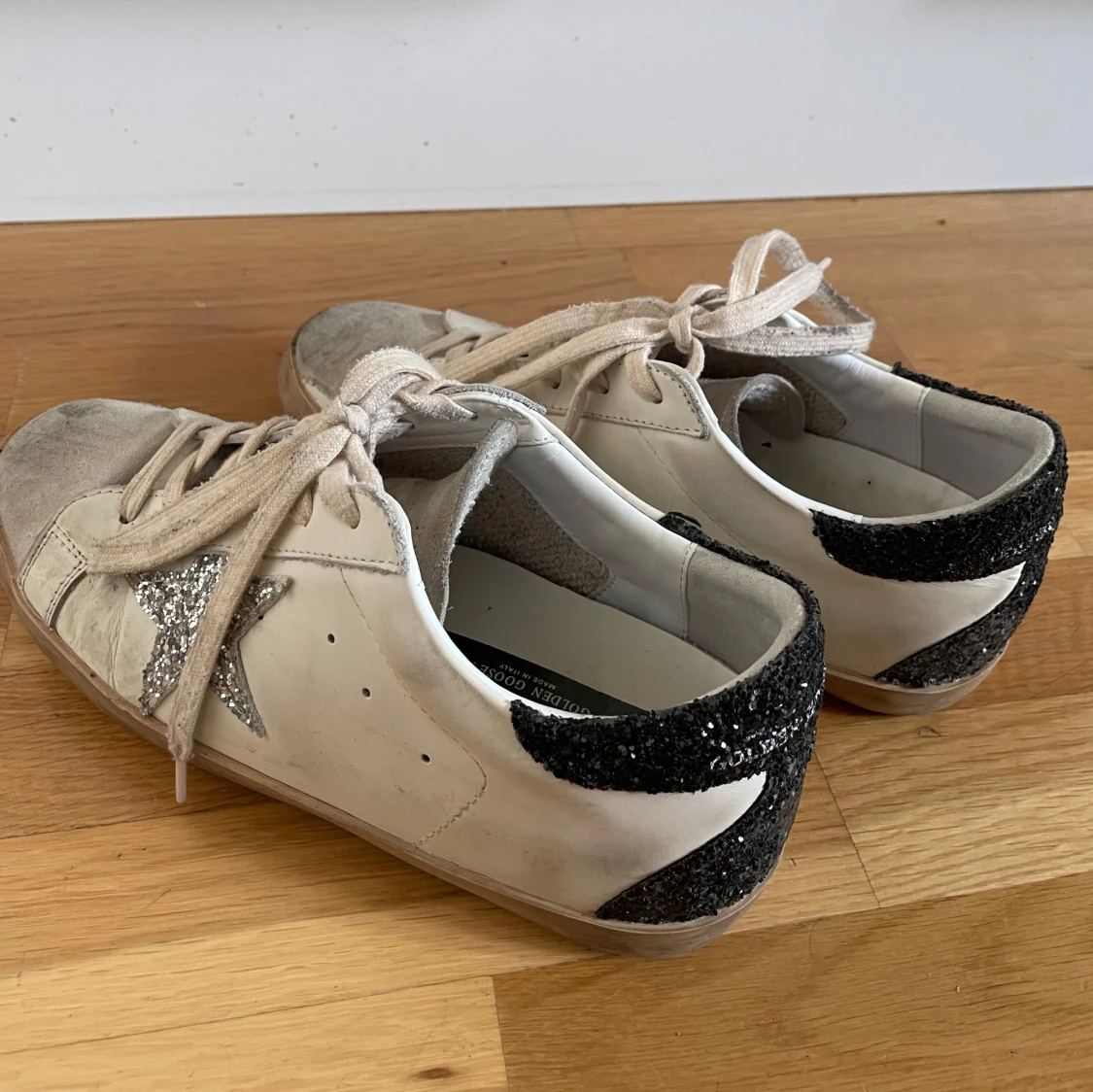 Vita sneakers med glittrig stjärndetalj - 1
