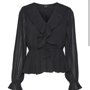 Svart Blus - super fin svart blus från vero moda, använd fåtal gånger. säljer då den ej kommer till någon användning. Köpt för 499kr💕