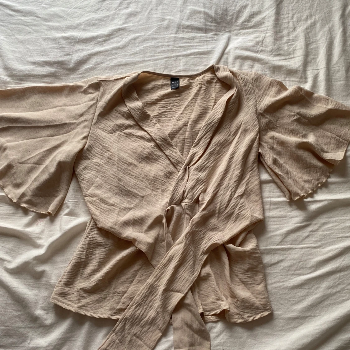 Beige omlottopp från Shein - 1