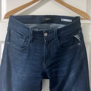 Replay Anbass Jeans - Snygga mörkblå jeans från Replay i modellen Anbass. Har använts i ett litet tag nu och jeansen är lite för stora för mig, som ni kan se på sista bilden. Perfekt för dig som är 180 eller längre, skriv om ni är intresserade❤️, priset är inte hugget i sten