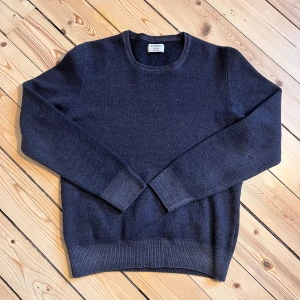 Gran sasso sweatshirt - Gran sasso tjock tröja i mörkblå/ grå. Ser bättre skick ut än i bilden. Vintage och sitter väldigt bra runt kroppen. Tight på mig som är 178, kan gå ned i pris vid snabb affär🙏, Kom med frågor! Litet hål på tredje bilden men märks verkligen inte