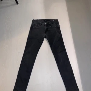 Svarta replay anbass - Säljer snygga svarta replay anbass med ett litet hål annars väldigt nice dom är slim och passar 170cm ungefär det bryr på ben läng dom är 103 cm långa Ny pris 1800 mitt pris 349!