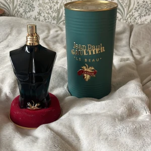 Jean Paul Gaultier Le Beau Le Parfum - En perfekt parfym av Jean Paul Gaultier som är perfekt för våren och sommaren som snart är här☀️Parfymen är köpt frå Kicks med orginal priset 1000 ungefär. Halva flaskan är nästan kvar (viktigt att veta). Pris kan även diskuteras! MVH Elliot😁