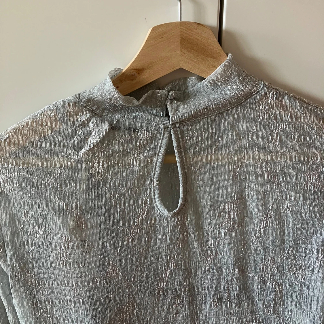 Glittrig ljusgrå klänning - 1