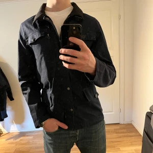 Fieldjacka - These Glory Days - Säljer denna sjukt snygga Fieldjackan från These Glory Days⭐️ Färgen är mörkblå och storleken är M🔵⚫️Jackan har inga defekter och skicket är utomordentligt🙌🤝 Sjukt najs passform och material också⭐️🙌