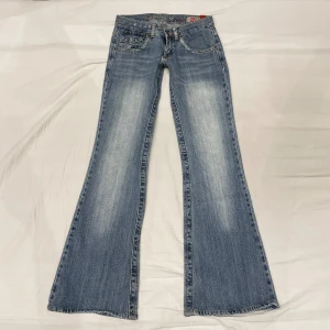 Vintage lågmidjade bootcut jeans🤩 - Midja 36x2 cm, gren 16 cm o innerben 76 cm💕försmå för mig som är xs-s så kan INTE ta bild med dem på. Märkta W25 men små i storleken. Passar mer kanske W24. Liten slitning vid grenen 