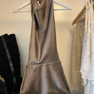 Satinklänning -  Säljer denna jättefina satin klänning som är från zara och endast använd en gång 💞