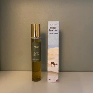 Sugar leather Une Nuit Nomade  - Sugar leather är en helt underbar doft som luktar som en nybakad kanelbulle toppad med karamell. Den har blivit populär på senaste eftersom den luktar så otroligt gott. Det är en niche och gourmand parfym som inte finns i den vanliga parfym butikerna.  1ml=35