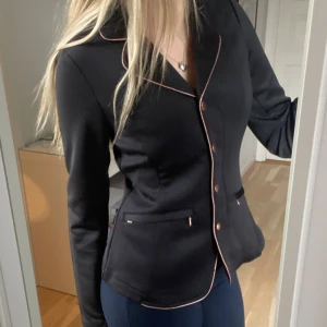 Svart kavaj från CRW - Snygg svart kavaj från CRW. Kavajen har knappar framtill och två fickor. Man köper ÄVEN med den vita som man har under kavajen. Nypris på kavajer är 1000 kr och för den vita: 450. Prislappen är på på båda. ALDRIG ANDVÄNDA. 