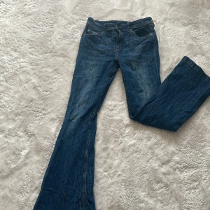 Blå bootcut jeans - Jättesnygga jeans från hm som tyvärr är för små. Storlek 12-13 år/ 158