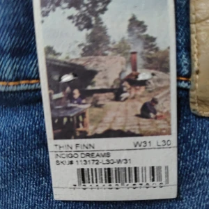 Nya Nudie-jeans! W31L30 - Snygga blå jeans från Nudie! De har en klassisk femficksdesign med dragkedja och knapp. Helt nya! 