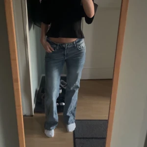 Lågmidjade jeans  - Ljusblåa lågmidjade jeans från H&M, storlek 36. Som nya ❤️ jag är 160 lång 