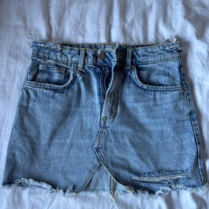 Zara jeanskjol - Jeanskjol från Zara i storlek XS