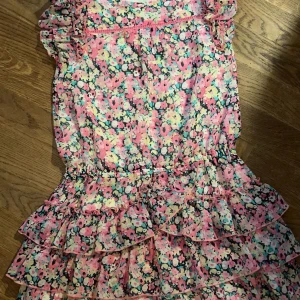 JUICY COUTURE KLÄNNING - Så vacker klänning ifrån Juicy Couture med blommor och volang nertill. Köpte för ca 2 år sedan och är väldigt somrig. 