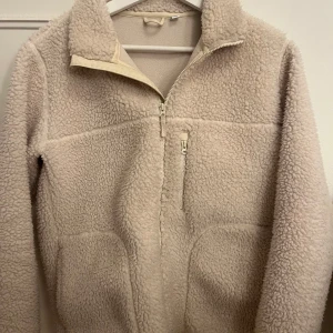 Beige teddyjacka med dragkedja - Mysig beige teddyjacka med dragkedja framtill och hög krage.💗