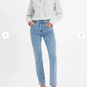 Blå jeans från Levis strl 26/30 - Snygga blå jeans från Levis med en klassisk design. De är högmidjade och har en straight passform som ger en tidlös look. Perfekta för en avslappnad stil. Jeansen har de ikoniska bakfickorna med Levis logga.