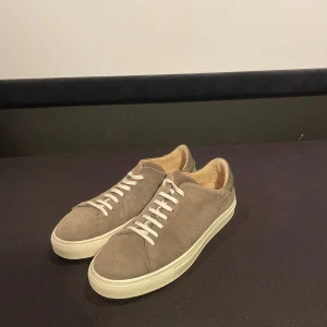 Arigatos i mocka  - Säljer ett par feta arigatos i sjukt bra skick. Skick 8,5/10 👍| nypris runt 2000kr vårt pris 630kr 🤩| skorna har inga defekter och jag tar även emot byten🔃 och vid mer eventuella frågor kontakta gärna oss 🙌🤳