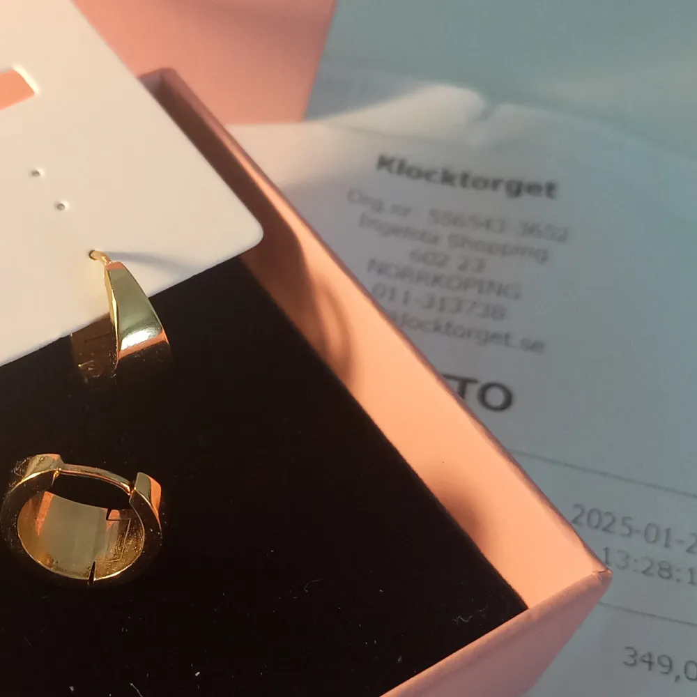 Snygga och eleganta guldörhängen från Edblad. Dessa örhängen har en stilren design och kommer i en fin rosa förpackning. Perfekta för att ge en touch av lyx till din outfit.. Asusteet.