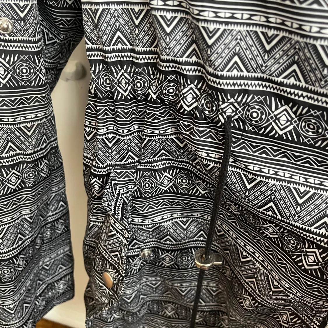 Svartvit mönstrad parka - 2