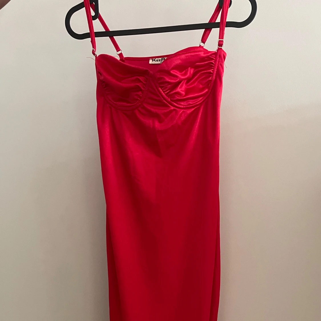 Röd satin axelbandslös klänning