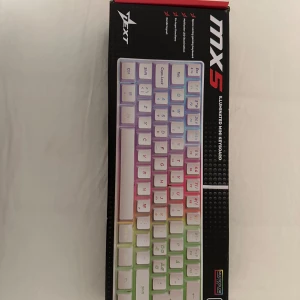 Dato set up - Säljer ett MX5 Illuminated Mini Keyboard från Dext, en mus från SR7 ultralight mouse. En mus massa från NOS. Alla tre är o öppnade.         Pris kan diskuteras 