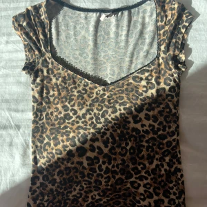 Leopardmönstrad topp från Nelly - Snygg leopardmönstrad topp från Nelly med korta ärmar och v-ringning. Använd endast 2 gånger och i skick som ny. Pris är diskuterbart