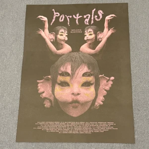 melanie martinez portals tour poster - en portals poster köpt på melanies konsert i stockholm 2023! köptes för 300kr, säljer för 125kr. superfint skick, aldrig upphängd, inget kludd eller sådant. använd gärna köp nu om intresserad! :D