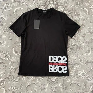 Dsquared2 t shirt - Dsquared2 t shirt, samma skick som du ser på bilderna, storlek M men sitter som xs/s