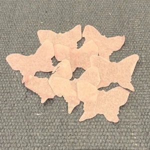 melanie martinez tour konfetti - några stycken tour konfetti i form av rosa fjärilar från melanies konsert i stockholm 2023! säljer separat för 15kr eller gratis om du köper något annat av melanies merch jag har laddat upp på min profil :) 