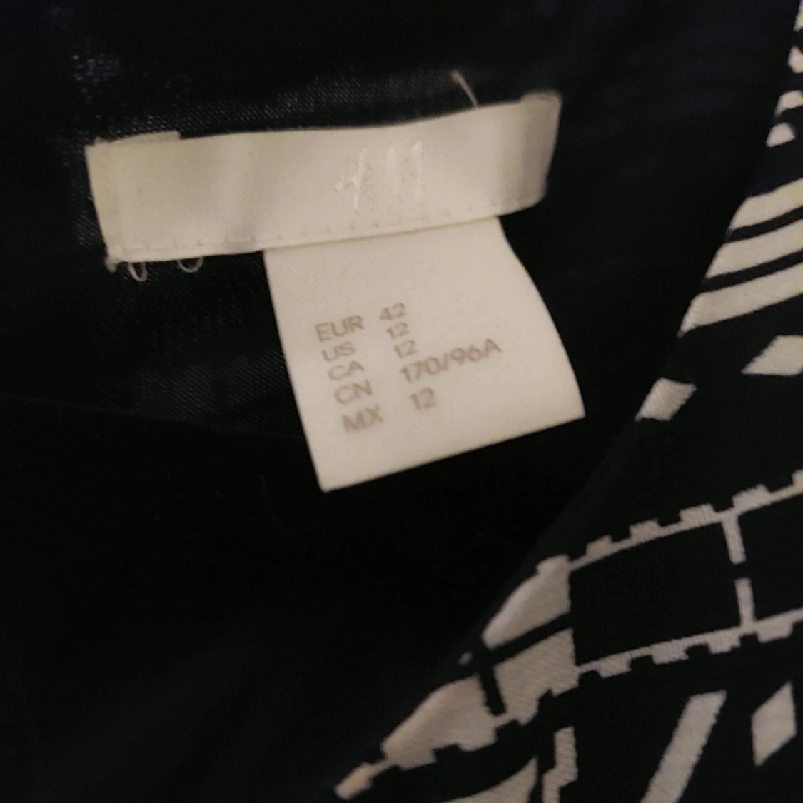 Svartvit mönstrad klänning - 4