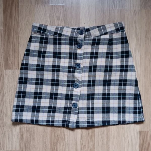 Tygkjol - Rutig tygkjol från Monki. Sparsamt använd och i väkdigt bra skick!🌻 Säljes då den är för stor för mig. [bara att skriva om frågor eller fler bilder!]